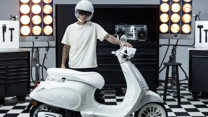 Xe Vespa phiên bản đặc biệt Justin Bieber màu trắng