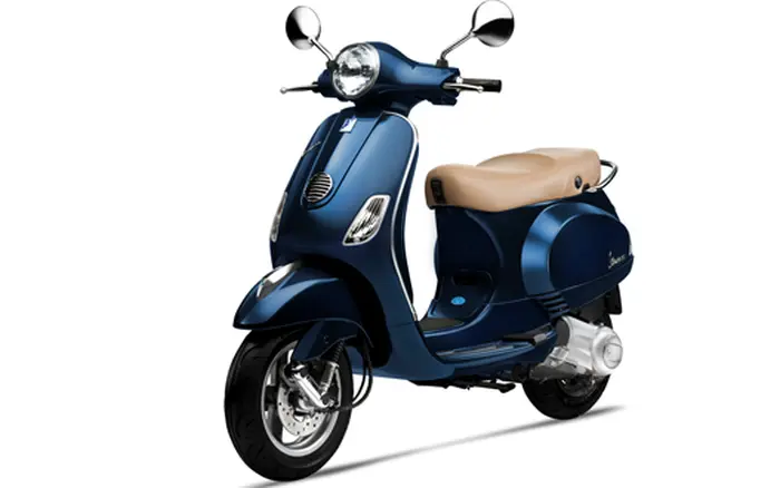 Một chiếc xe Vespa LX 2011 nhập Ý màu đỏ