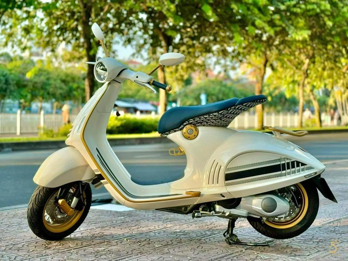 Một chiếc xe Vespa Primavera cũ màu trắng thanh lịch