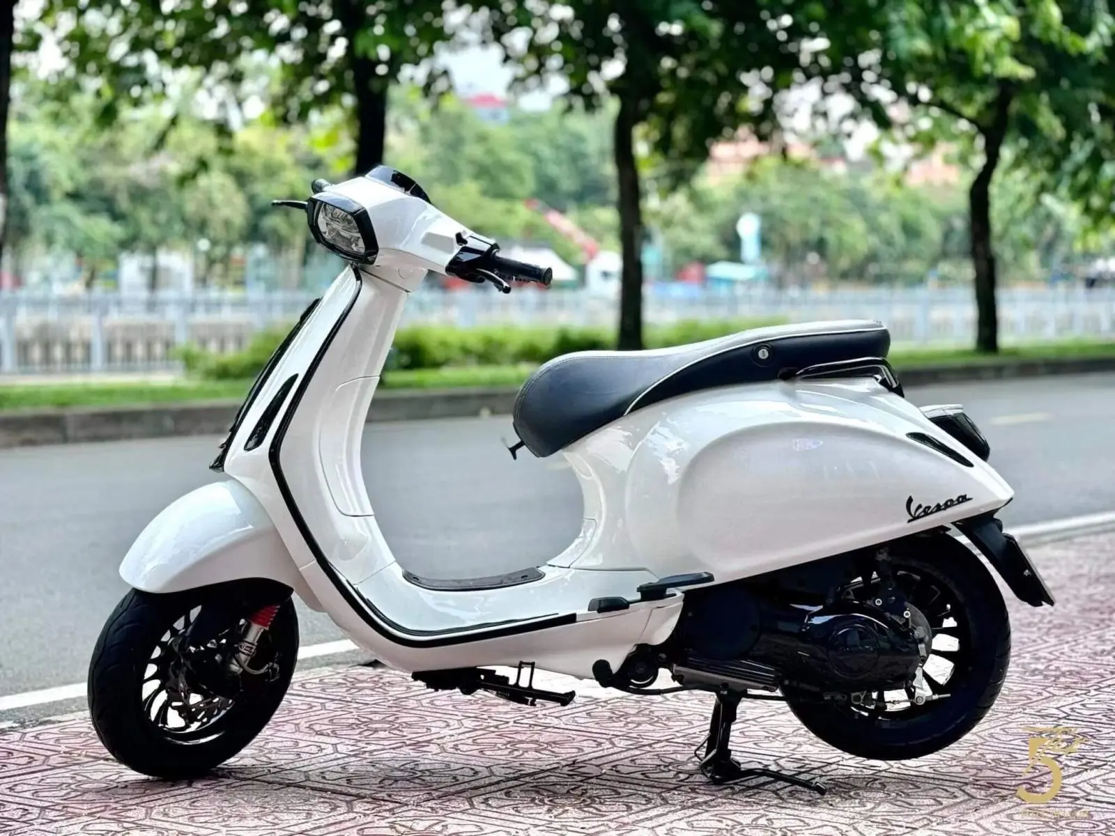 Một chiếc xe Vespa S 125 3vie màu cam thể thao