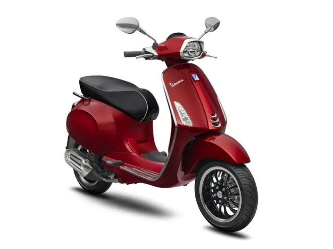 Một chiếc xe Vespa Sprint 2020 cũ siêu lướt màu xám