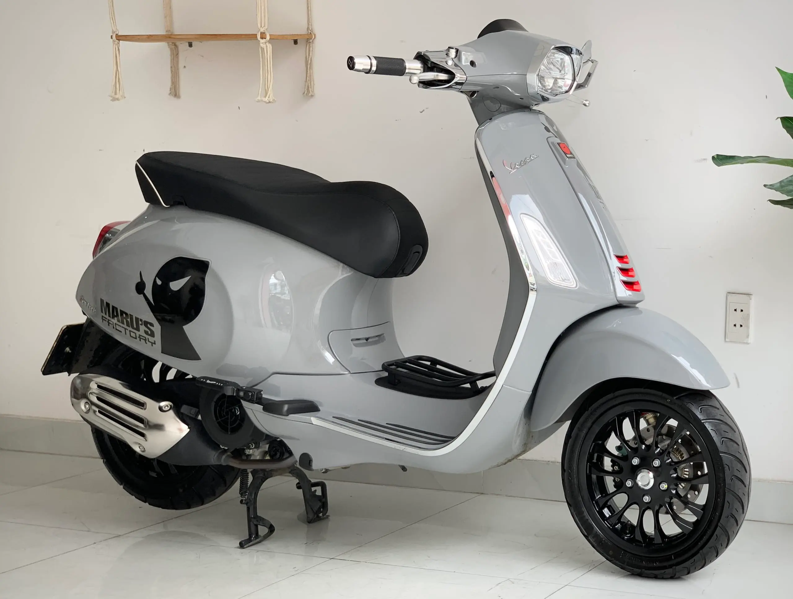 Một chiếc xe Vespa Sprint 2021 cũ siêu lướt màu xám