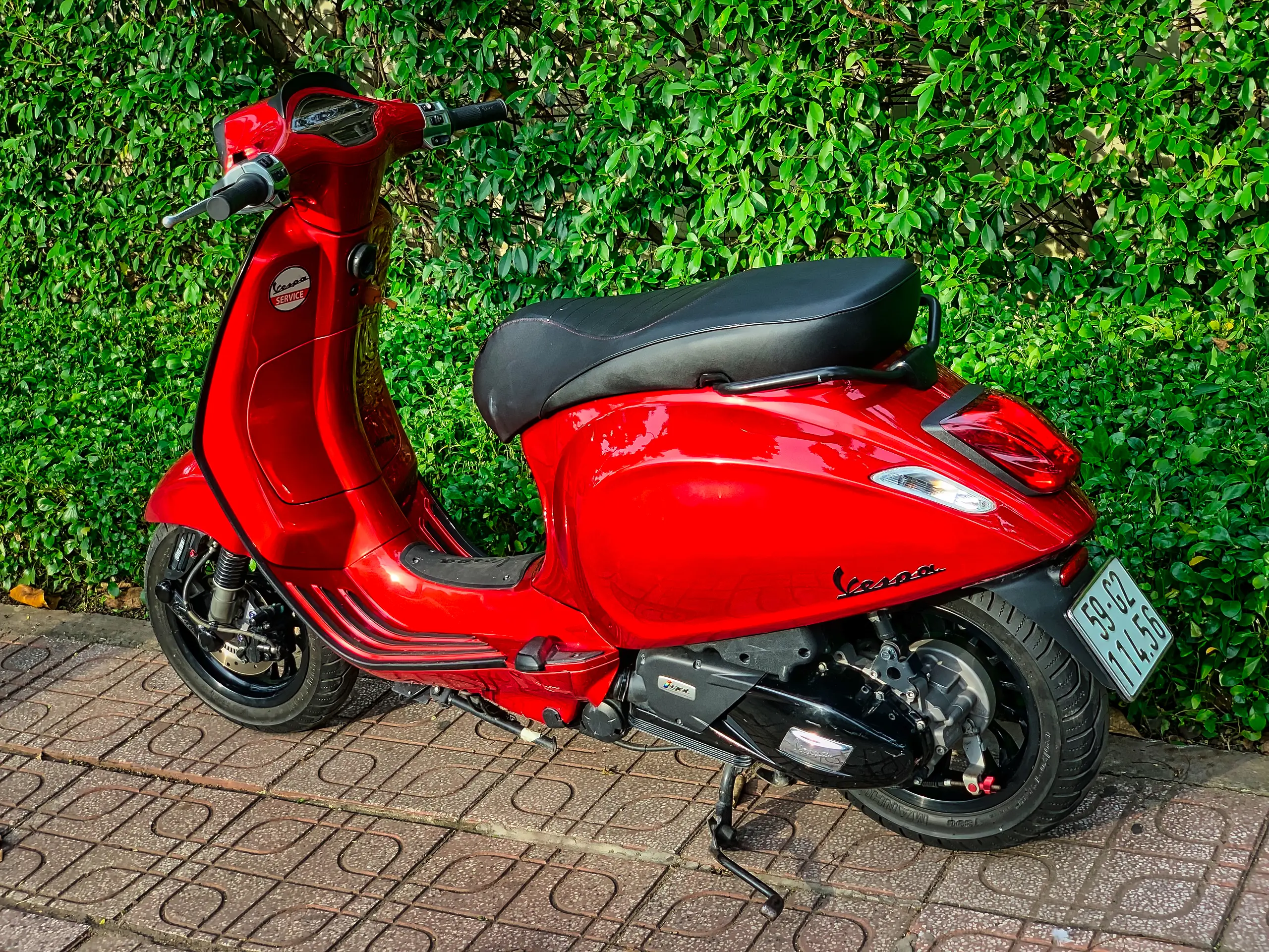 Một chiếc xe Vespa Sprint đỏ đầy đam mê và nổi bật