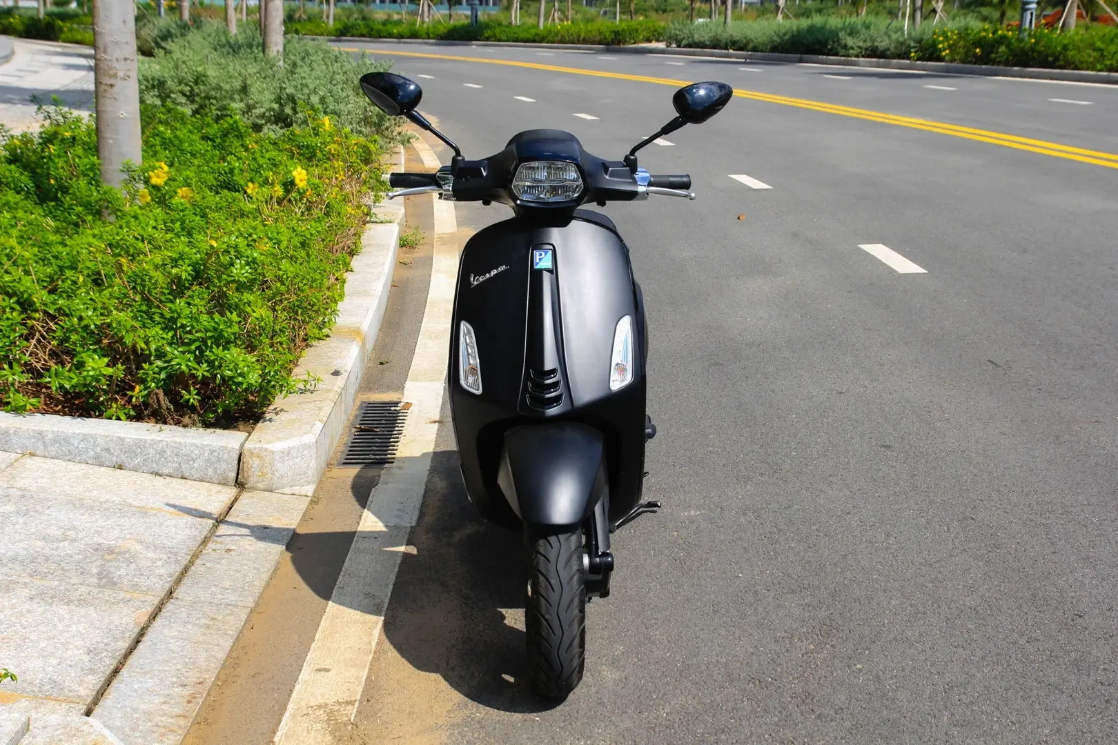 Một chiếc xe Vespa Sprint Notte 2019 màu đen mờ đầy huyền bí