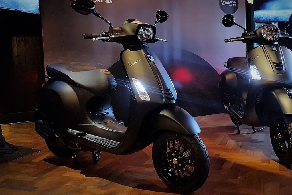 Một chiếc xe Vespa Sprint Notte màu đen mờ đầy huyền bí