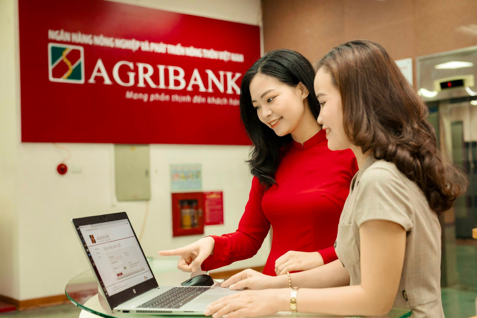 Agribank phát hành nhiều loại thẻ ngân hàng, bao gồm thẻ ghi nợ nội địa, thẻ tín dụng quốc tế
