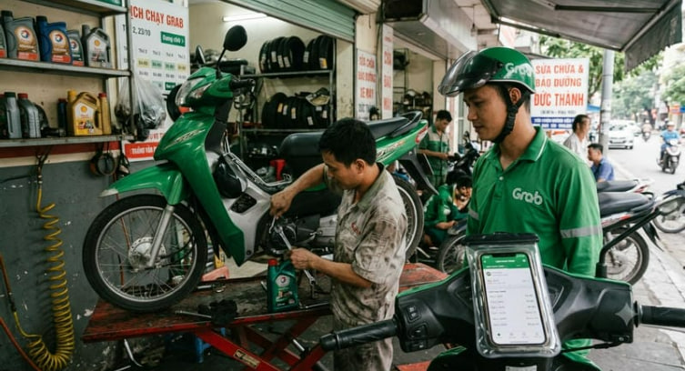 Bảo dưỡng xe máy và lịch chạy Grab buổi tối