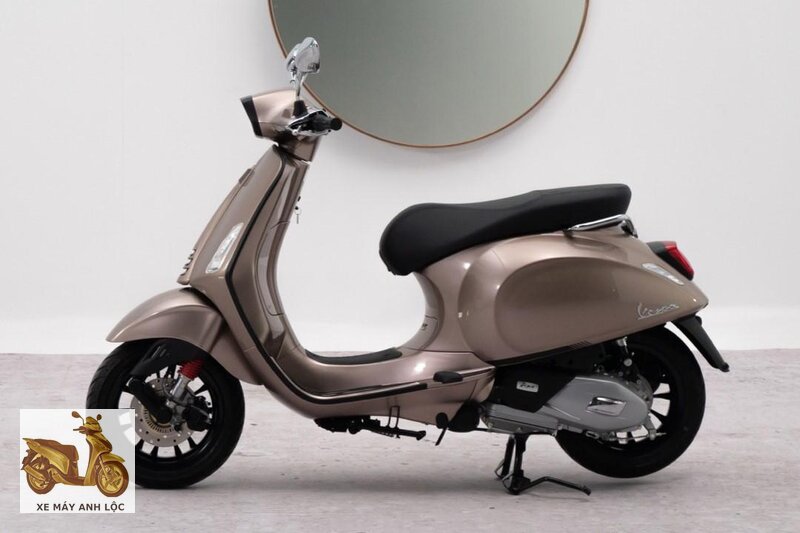 Vespa Sprint 2023 cũ - Thân xe kim loại đẹp, nhưng va quệt thì xử lý khác nhựa Vespa Sprint 2023 cũ - Thân xe kim loại đẹp, nhưng va quệt thì xử lý khác nhựa